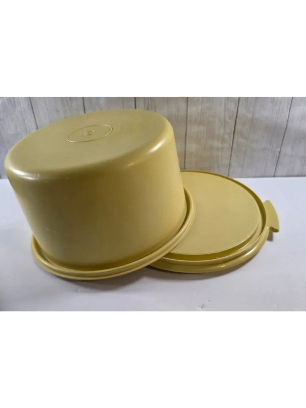 VINTAGE 70'S  TUPPERWARE CAKE CARRIER TAKER SUNBURST YELLOW 684-5 DOME